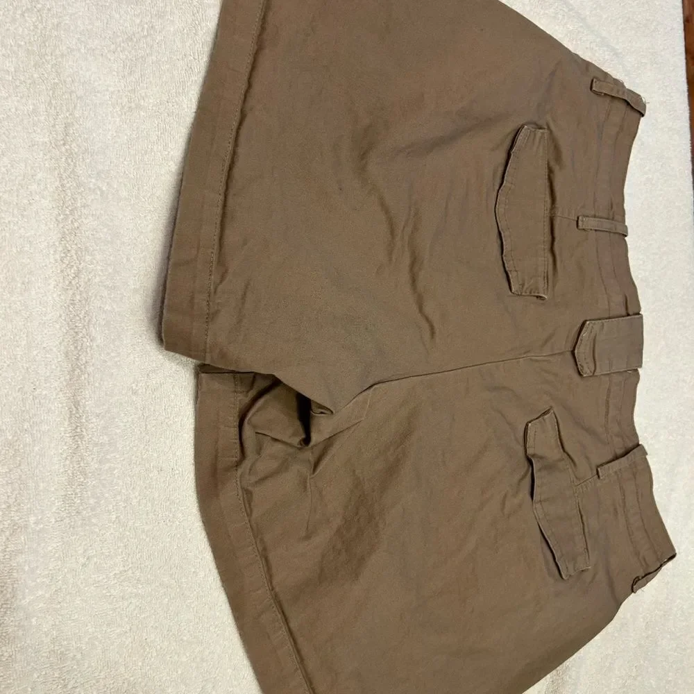 Lee Women's Tan Flat Front Shorts size 14 just below waist